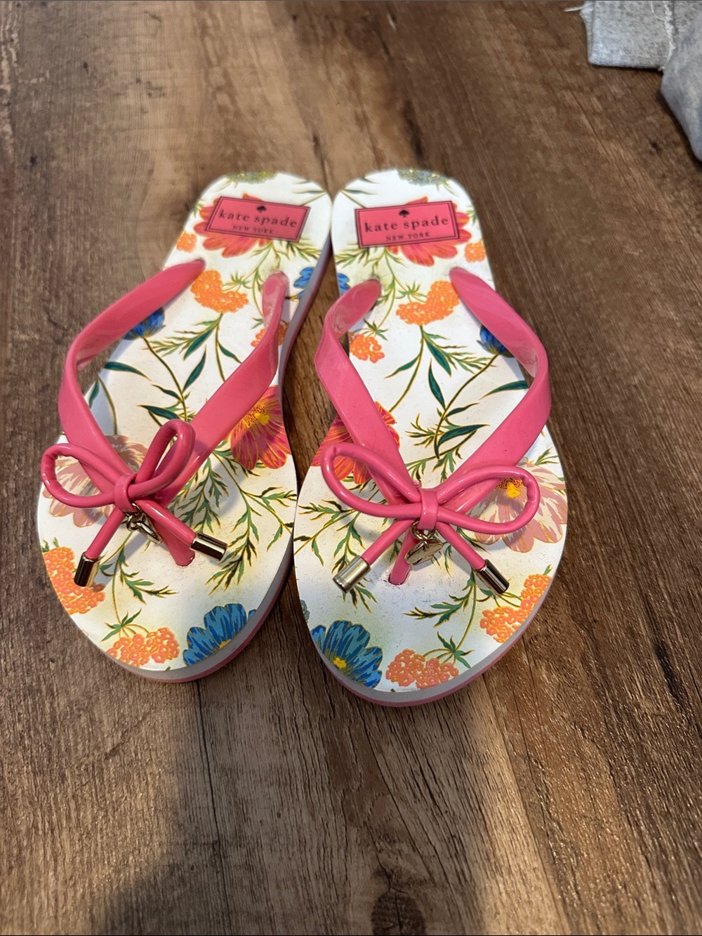 kate spade pink floral bow women’s flip flops with blue accents